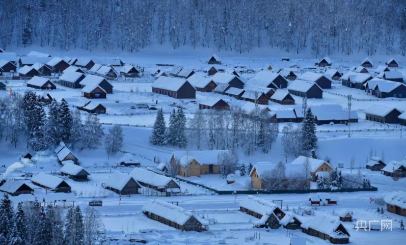 摄)阿勒泰地区地处北纬45°—47°的世界滑雪黄金纬度带阿尔泰山,雪