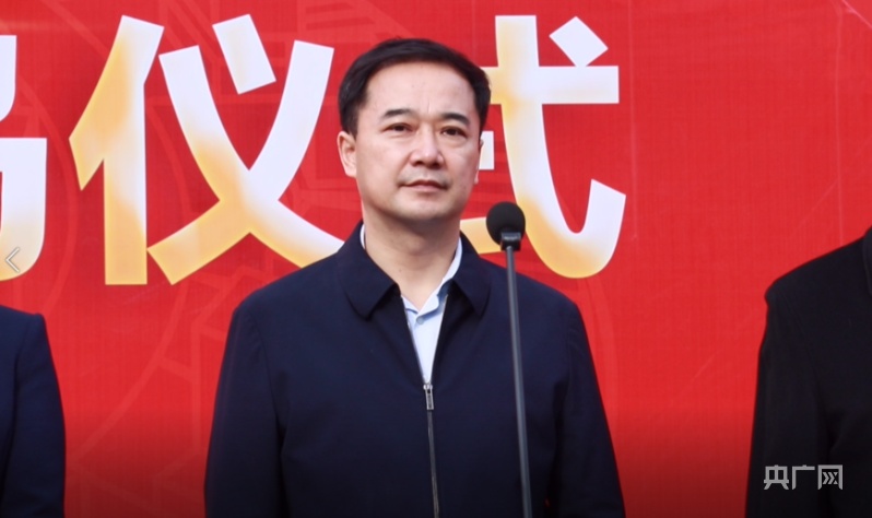 开岛仪式上,郑州市代市长何雄宣布"龙湖金融岛开岛