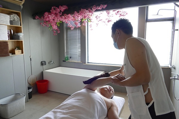 学雷锋日:扬州环卫工享受"指尖上的非遗--搓背术"_央广网