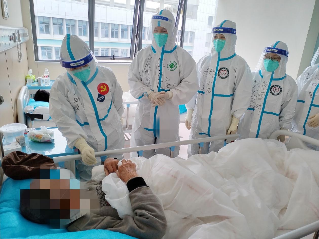 八桂巾帼梁琼隔离病房里速学手语安抚聋哑患者