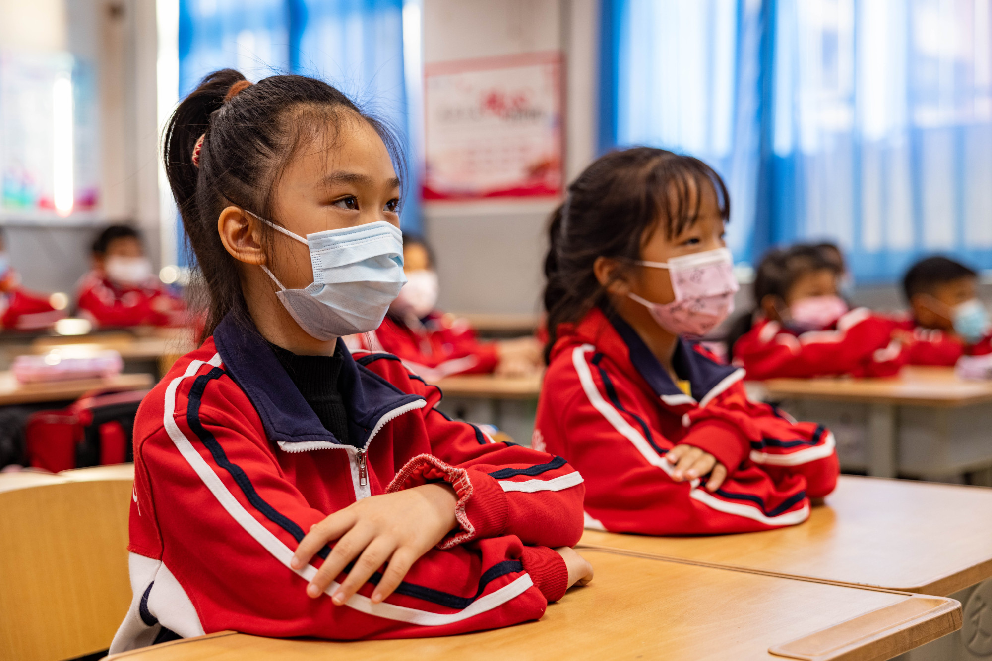 完成宜宾里小学扩建和新星小学雅苑校区教学楼加固维修工程,计划9月