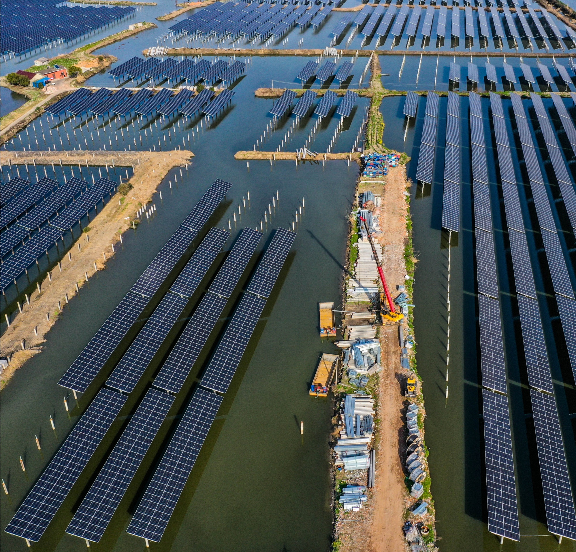 在安徽省铜陵市义安区西联镇110兆瓦"渔光互补"光伏发电项目施工现场