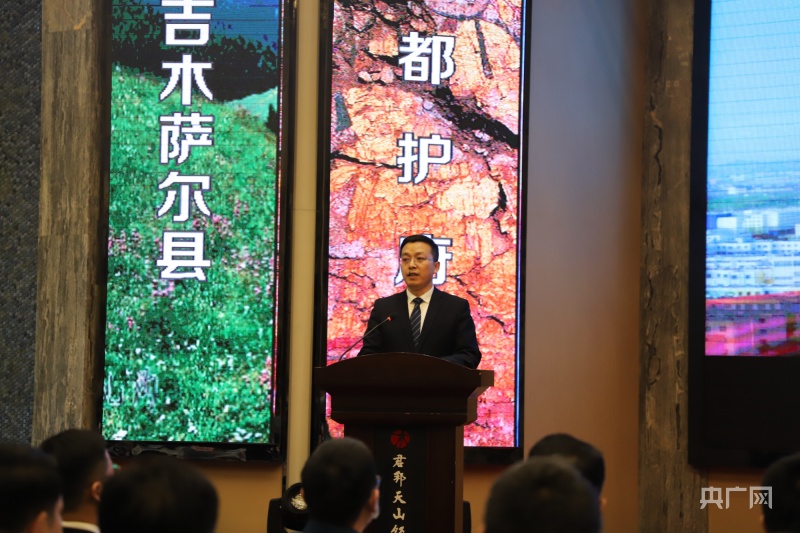 吉木萨尔县委常委吴新疆介绍了吉木萨尔县的重点产业项目和资源优势.