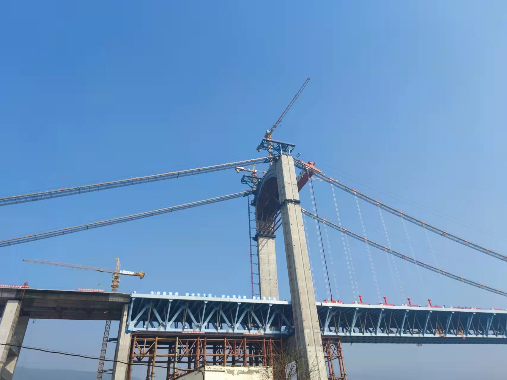 国内最大跨度公轨两用悬索桥合龙预计年底通车