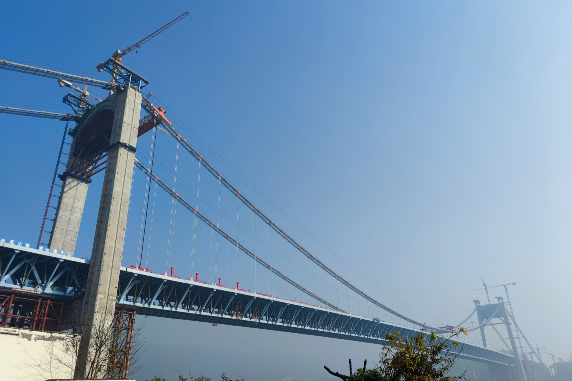 国内最大跨度公轨两用悬索桥合龙预计年底通车