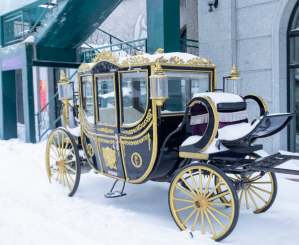 这里有法国的大本钟,俄罗斯的多彩穹顶,你梦中的教堂和马车,挥着魔法