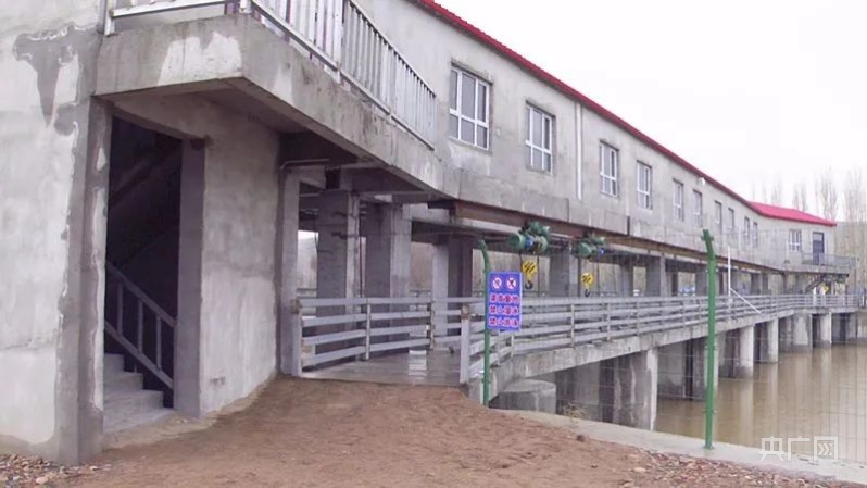 撞击及冻融破坏,大部分建筑物已完全冲毁,进水闸启闭设施老化严重,不