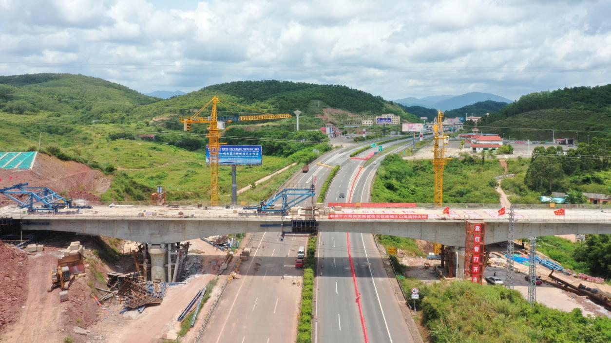 防東鐵路自防城港北站南端引出,向西南至東興站,途經防城港市江山鎮