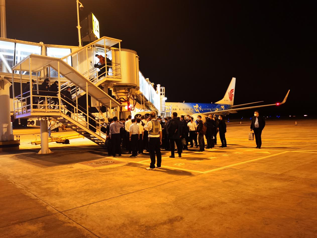 第三批北京专家抵达梧州西江机场(央广网发 梧州市交通运输局供图)