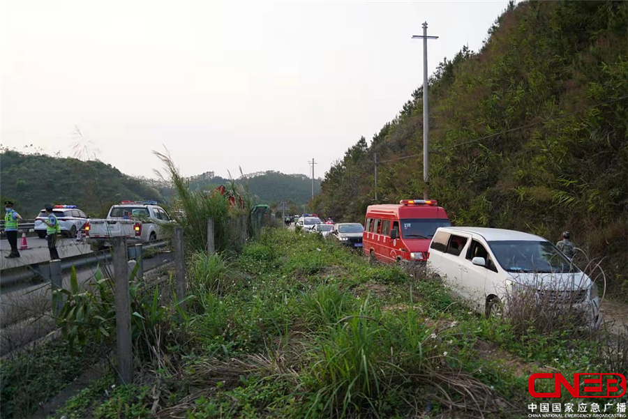 广西藤县东航波音737飞机坠毁现场开展救援