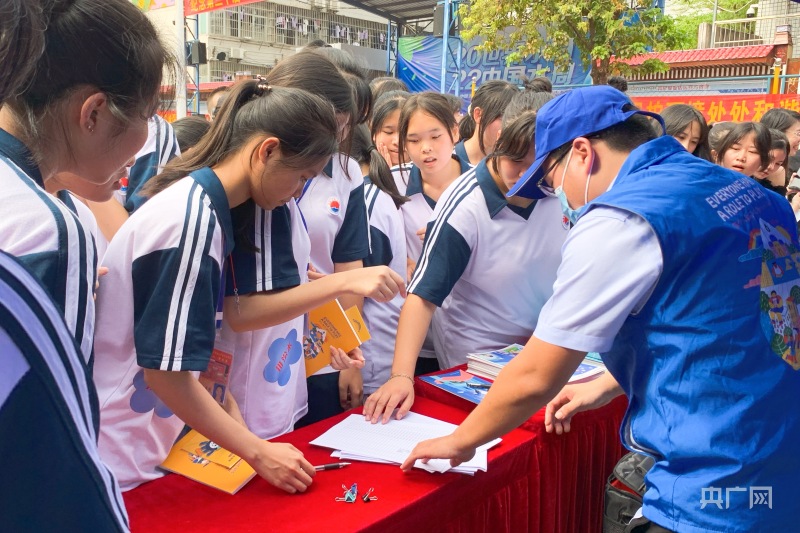 学生排队领取节水文创纪念品(央广网记者 钟宁 摄)本次活动发放各类