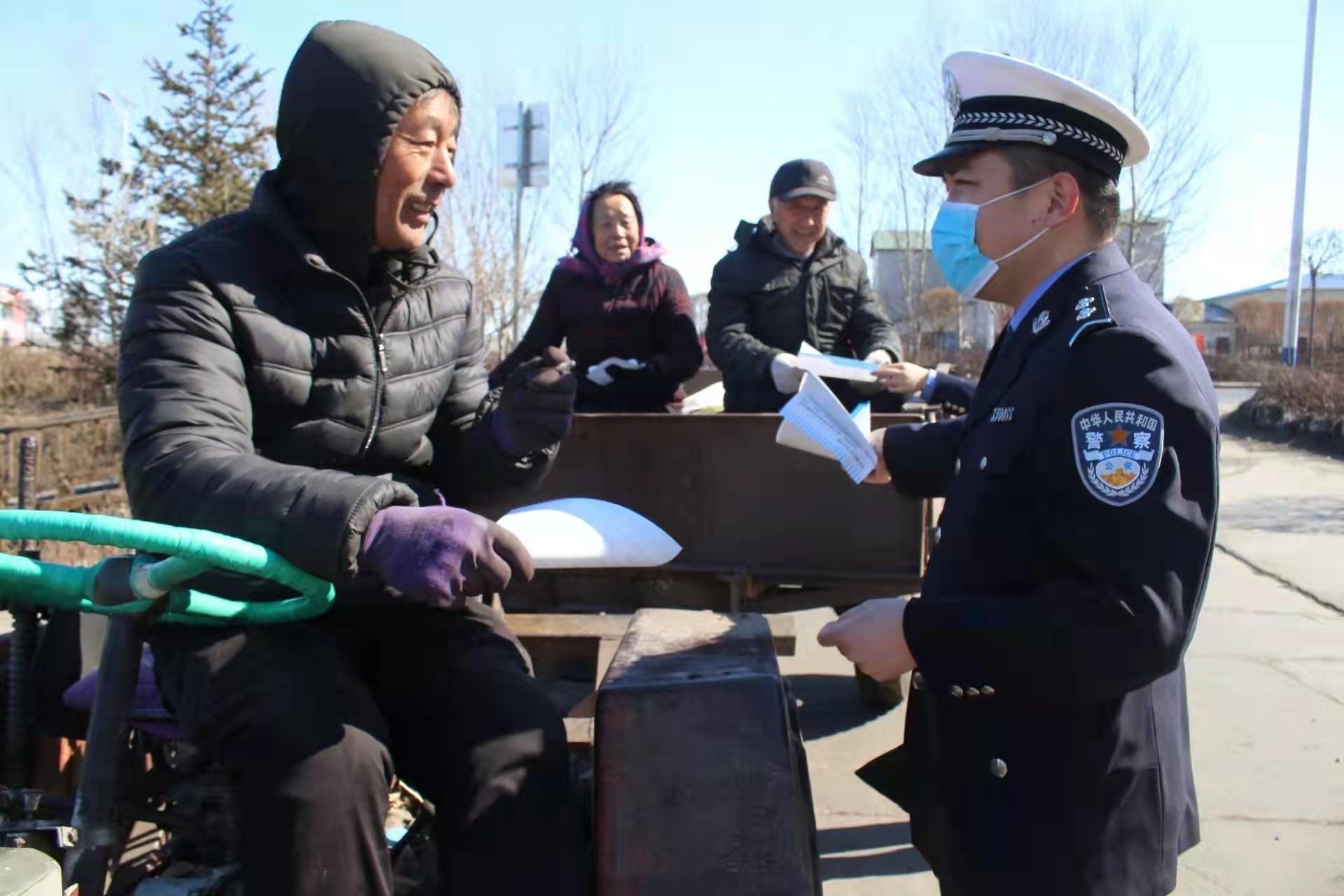 绥化市公安交警支队海伦大队开展农用车违法载人劝导活动_央广网