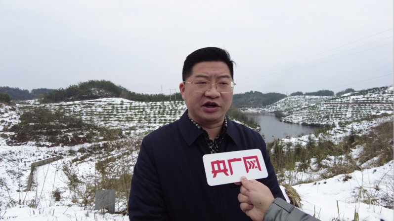 芷江县人民政府副县长杨小华接受央广网记者采访(央广网记者 欧峰摄)"