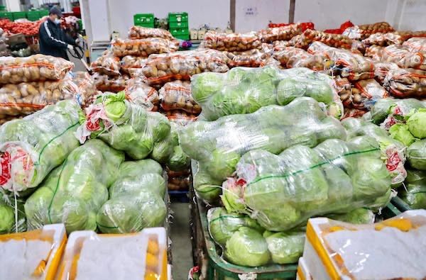 兴龙广缘物流分公司大型企业仓库内  工人正在运装蔬菜(央广网发