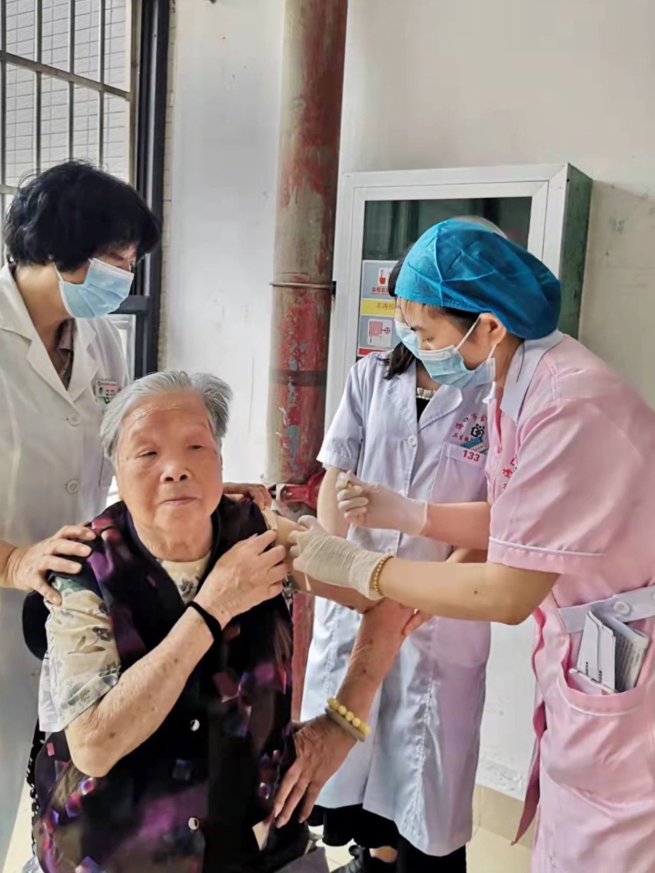 海口市龙华区上门服务60岁以上老人接种新冠疫苗
