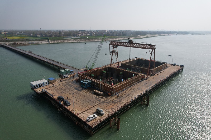 襄阳汉江特大桥首节钢围堰成功下放入水