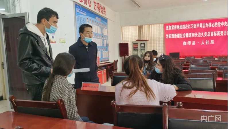 新疆伽师：精准对接供需 BOB全站富余劳动力变人力资源(图1)