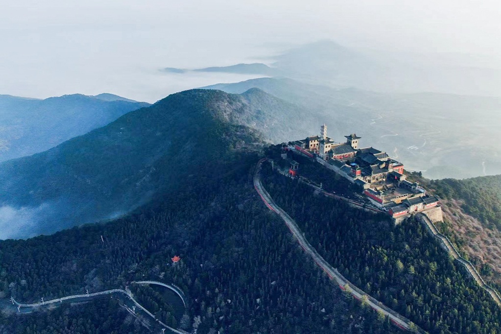 山西高平雾锁七佛山