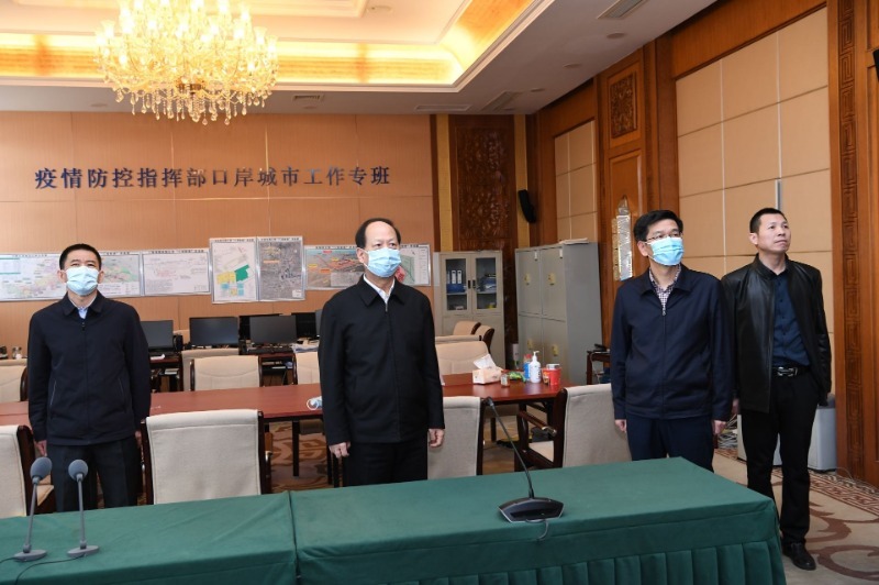 4月4日,自治区党委书记,人大常委会主任石泰峰来到自治区疫情防控工作