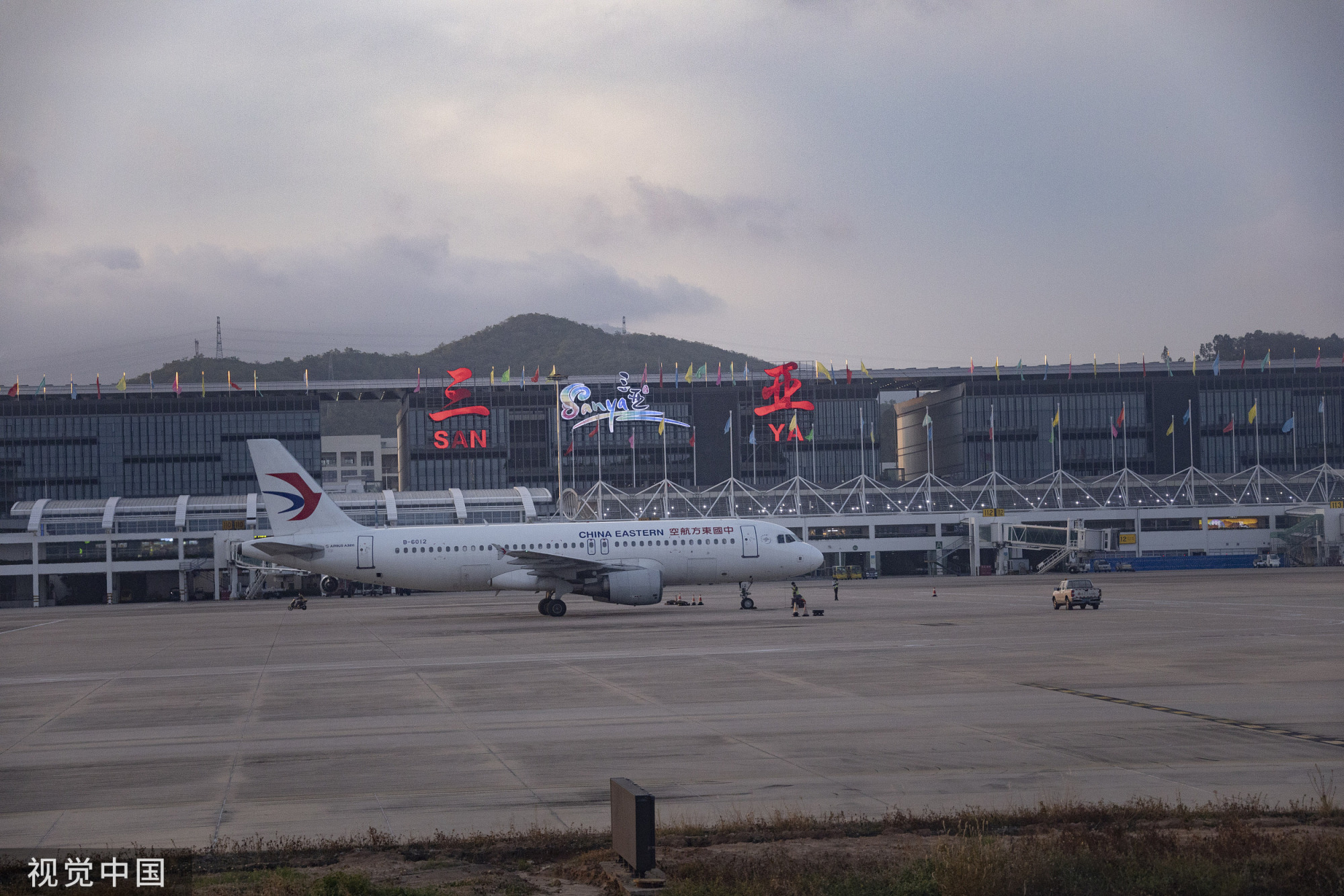 三亚凤凰国际机场严把进出关口为旅客提供安全健康的出行环境