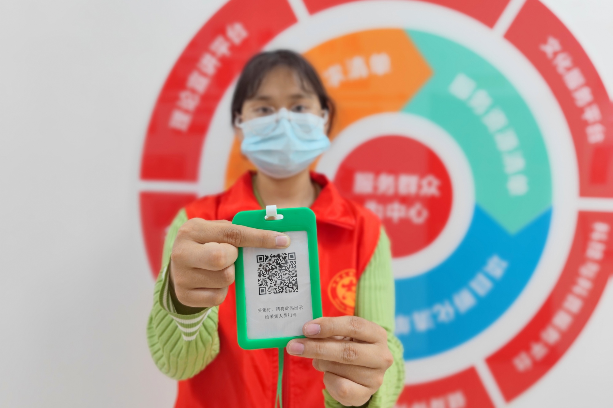 战疫故事丨一块爱心吊牌解决老年人核酸检测预登记扫码难题