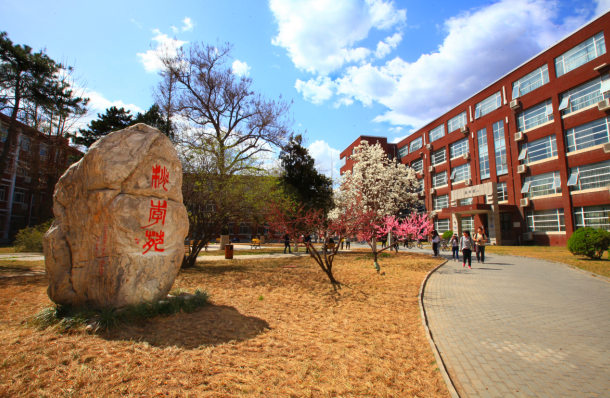 北京农学院以突出都市型现代农林业办学特色,着力培养学生创新精神和