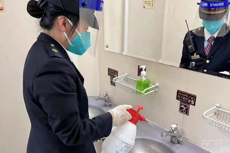 z323次乘务员对列车洗脸池水龙头进行消毒(央广网发 杨文栋  摄)d2736