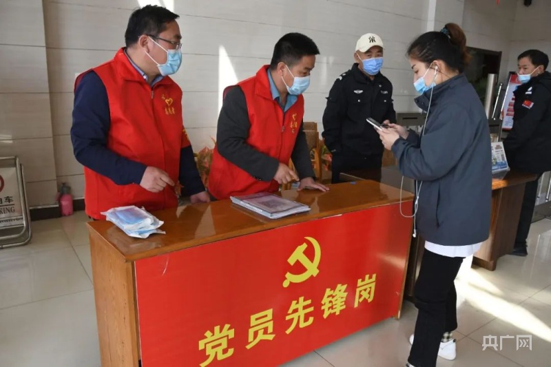 维护秩序,引流疏导,后勤保障……身穿雨衣,戴着党员志愿者红袖标的王