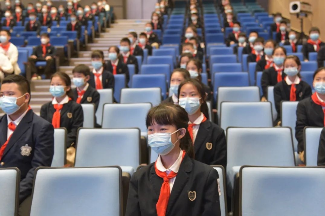 重庆两江新区星湖学校举行主题讲座预防校园暴力