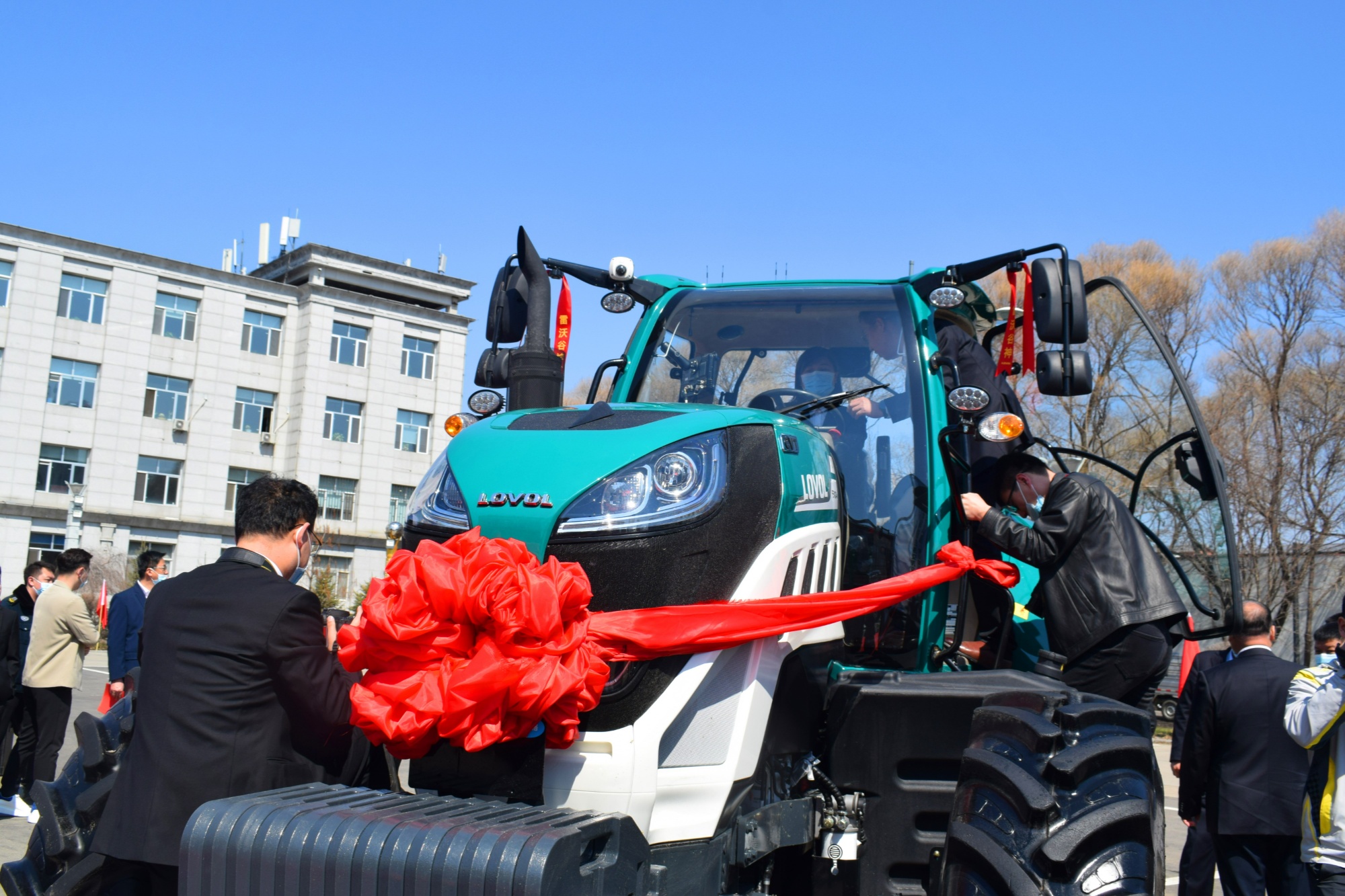 守护大国粮仓雷沃p7000大马力智能拖拉机交机北大荒