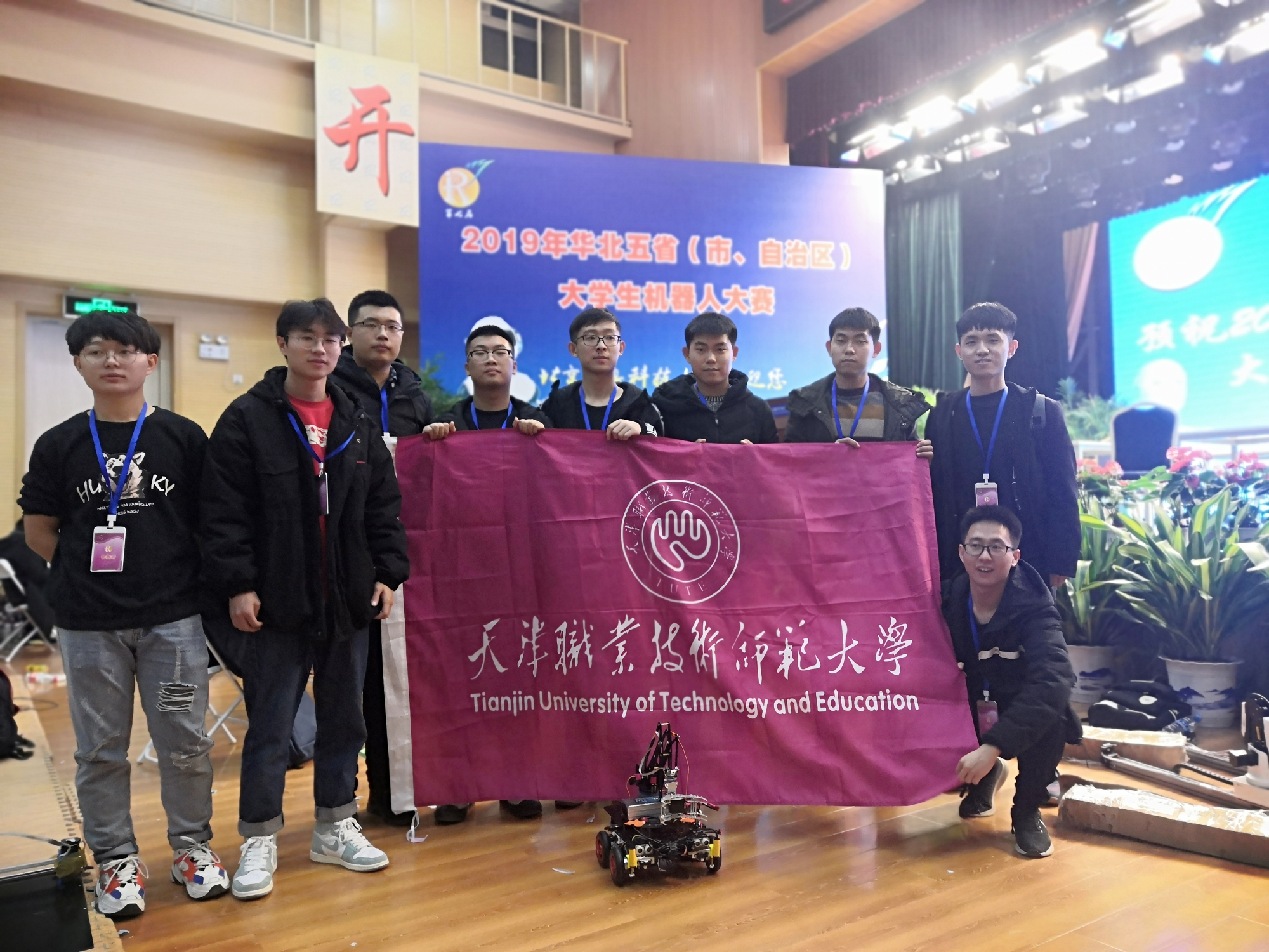 在全国首创"实行双证书制"("双证书"是指,学生毕业时不仅取得毕业