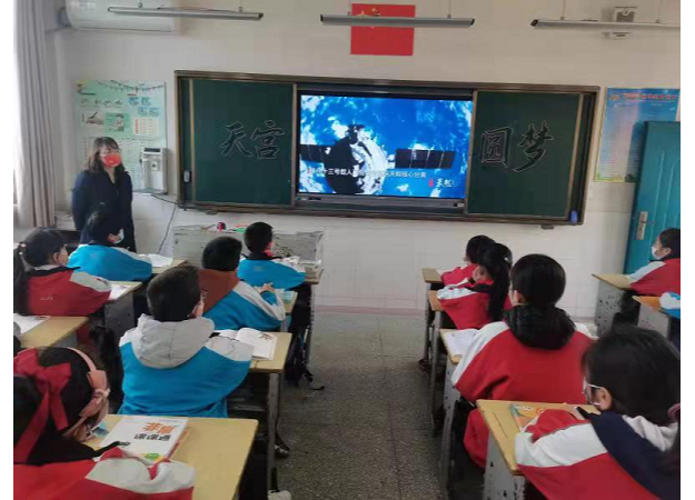 建湖县庆丰小学开展航天点亮梦想主题教育活动