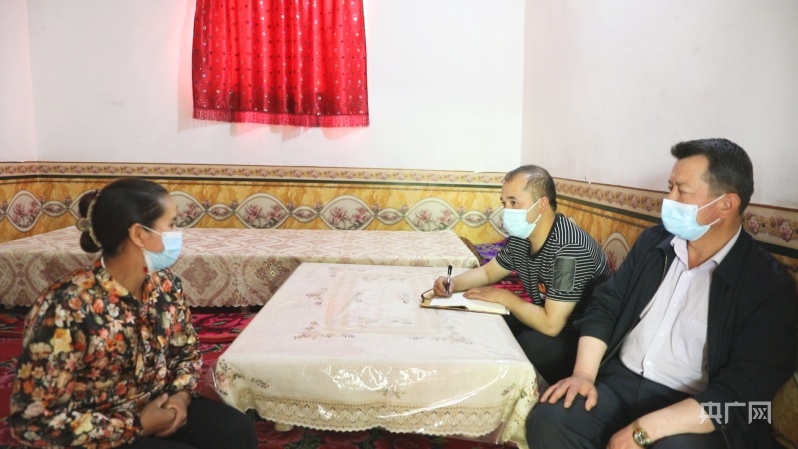 我为群众办实事图尔迪麦麦提图尔迪做困难群众的贴心人