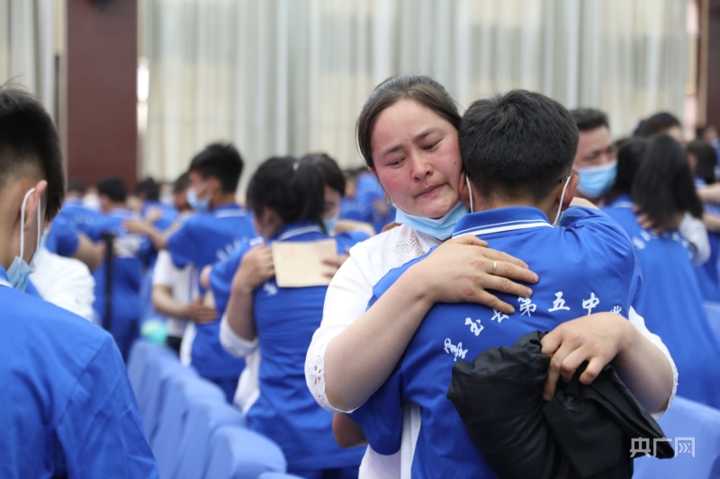 成人礼仪式现场(央广网发   赵飞 摄)墨玉县第五中学学生代表沙米