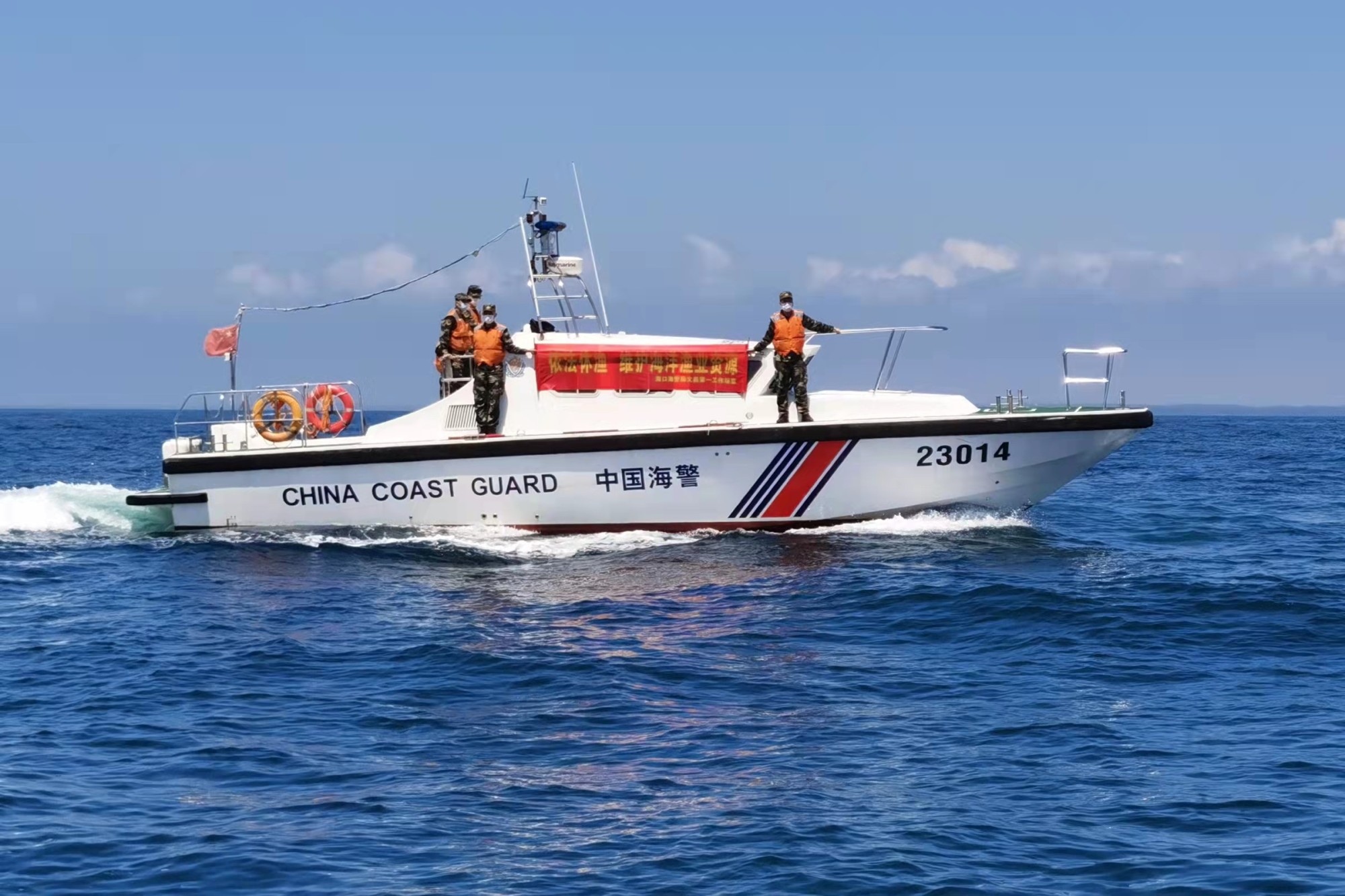 海南海警局开展伏季休渔普法宣传