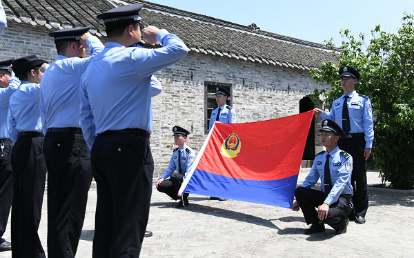 重温公安机关人民警察誓词(央广网发 冯均永摄"我是中国人民警察,我