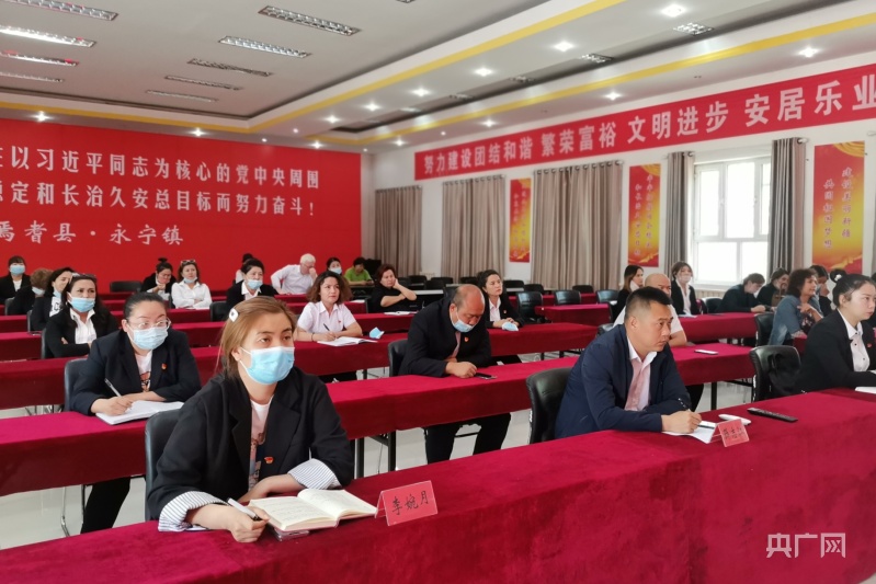 "我们作为团委干部要自觉践行群众路线,树牢群众观点,同广大青年打成