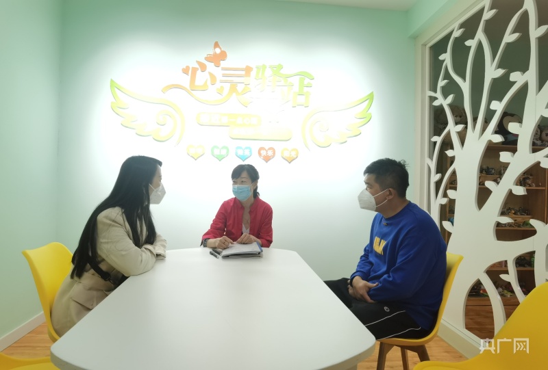 兰州市安西路小学开放校长接待室解决小问题构建大和谐