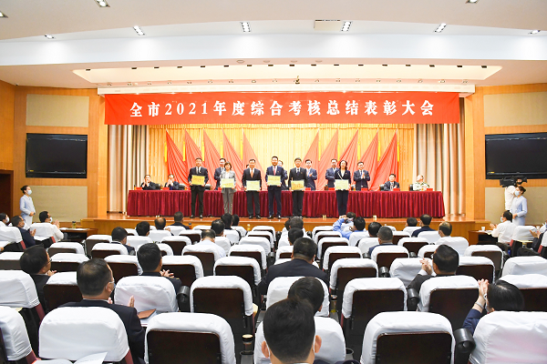 兴化总结表彰大会召开戴南镇捧回17个综合、单项、个人奖