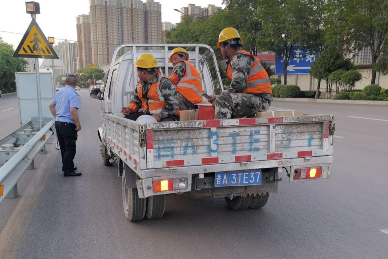 吕梁交警查处一起货车违规载人交通违法行为