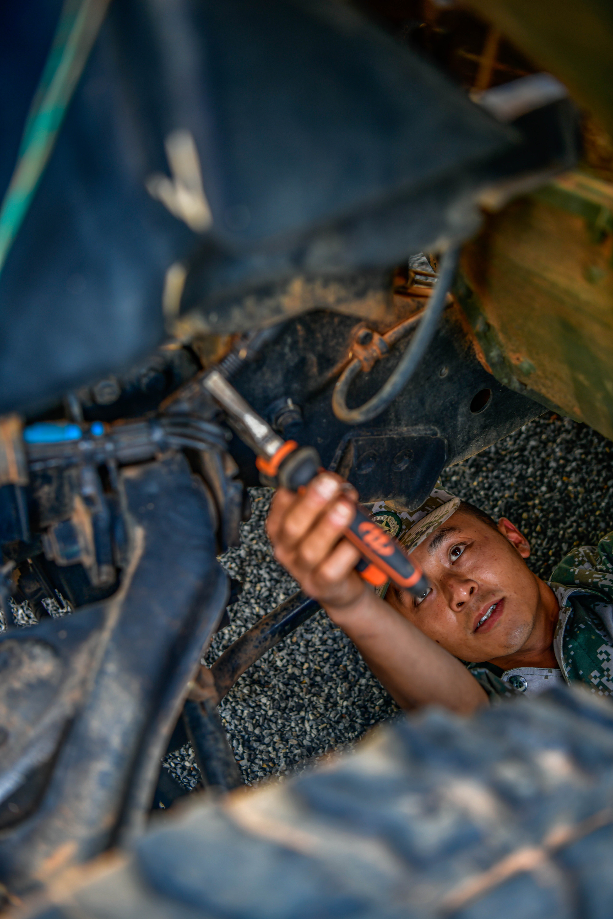 陆军第75集团军某旅开展装备换季保养工作