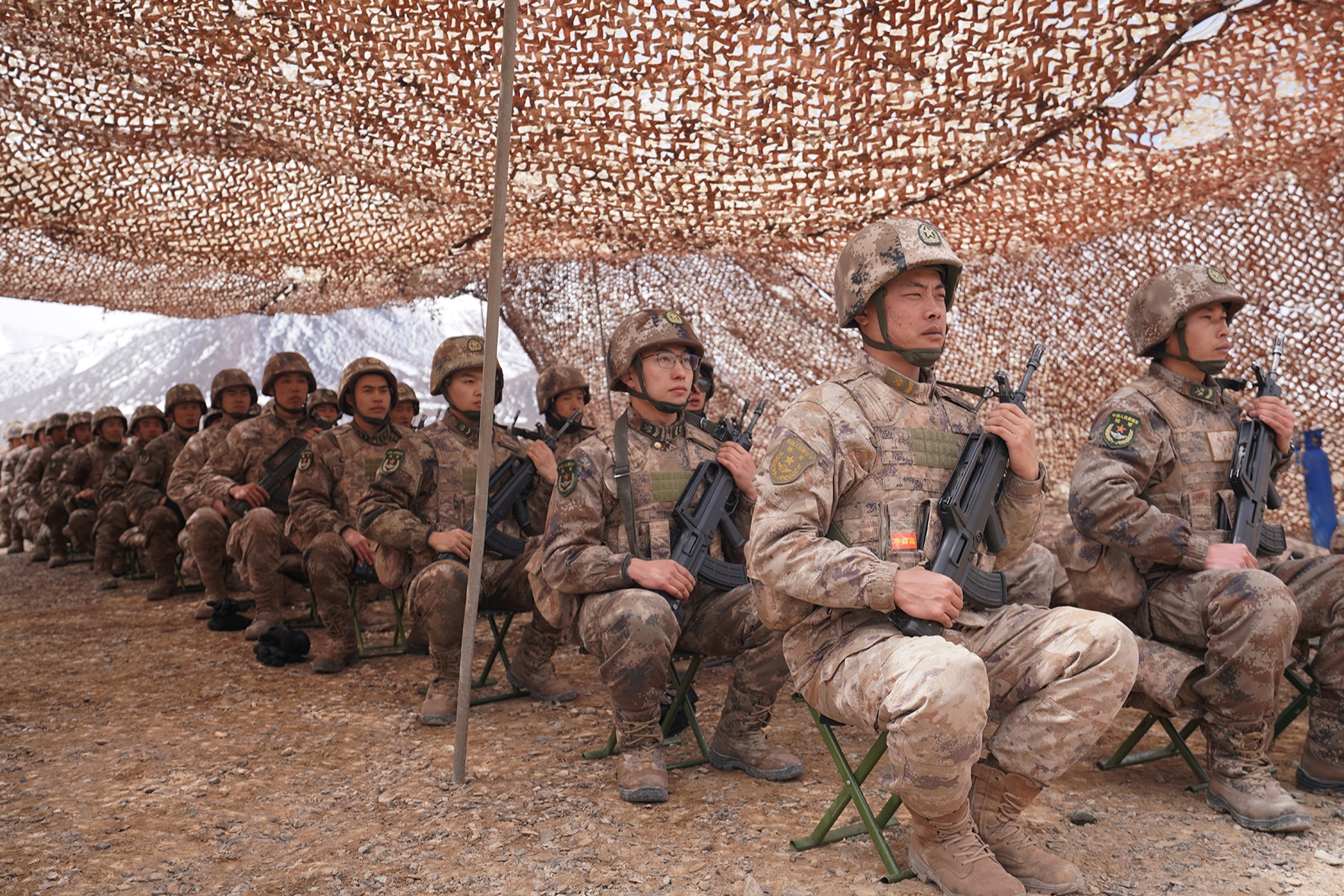 新疆军区某工兵团海拔5400米多种轻武器实弹射击考核