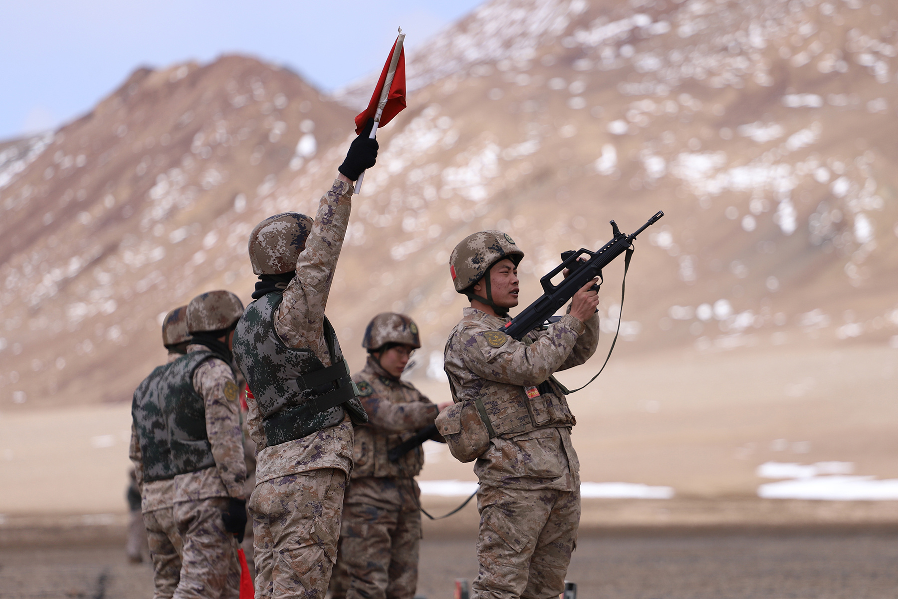 新疆军区某工兵团海拔5400米多种轻武器实弹射击考核