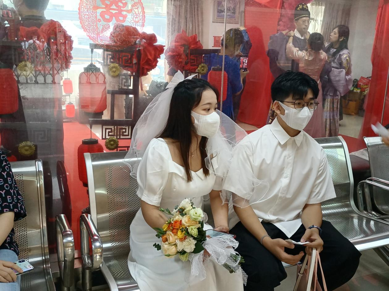 广西南宁新人520结婚登记忙 穿汉服领证仪式感满满