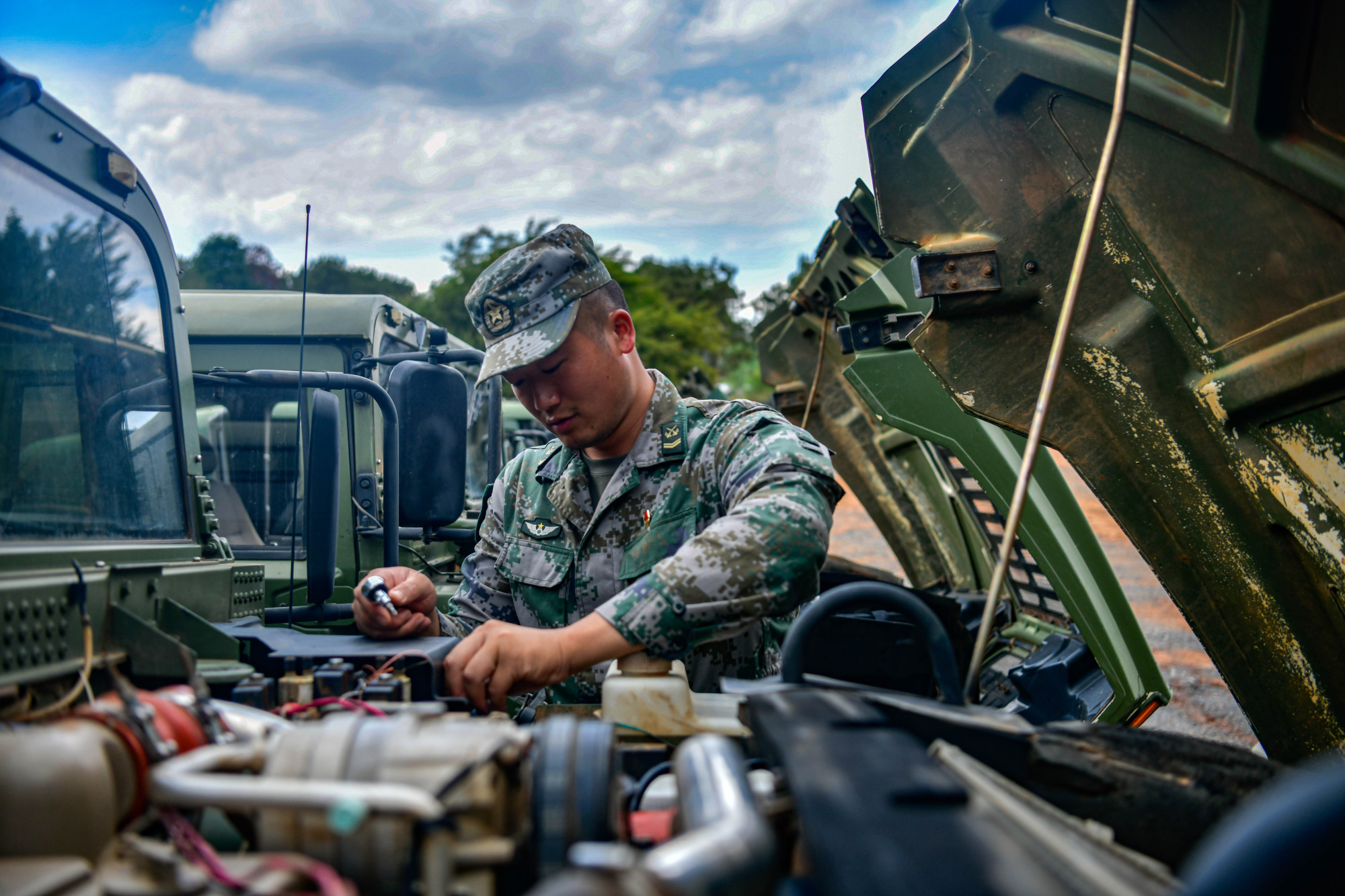 陆军第75集团军某旅开展装备换季保养工作