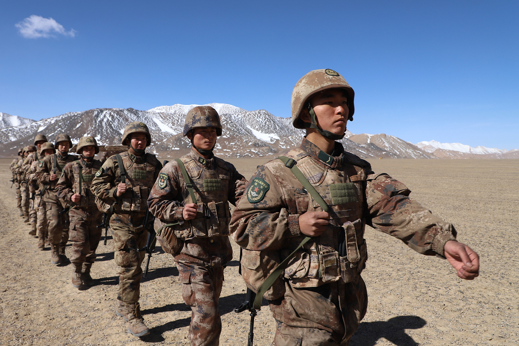 新疆军区某工兵团海拔5400米多种轻武器实弹射击考核