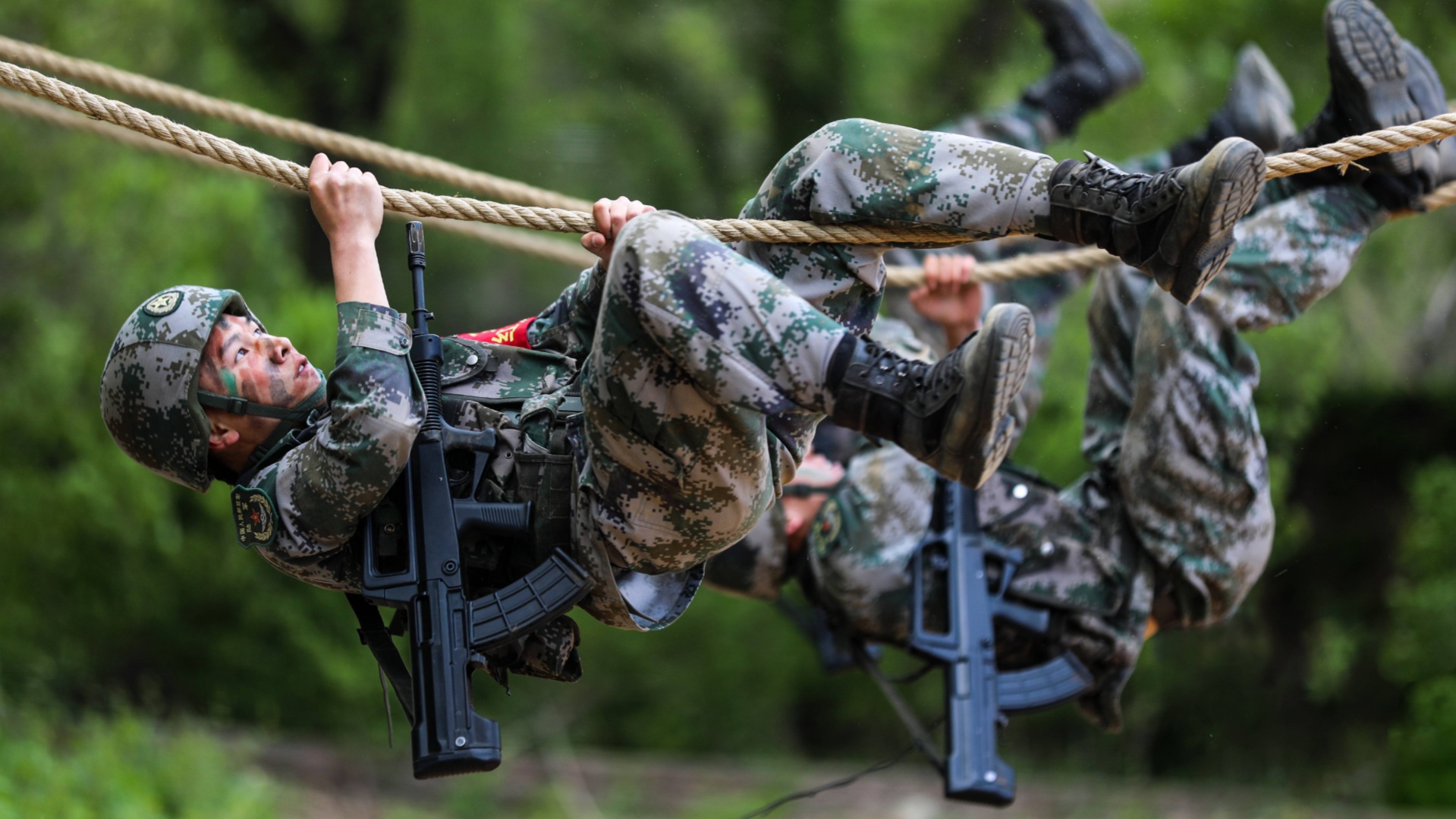 陆军炮兵防空兵学院士官学校组织毕业学员开展战斗体能比武考核