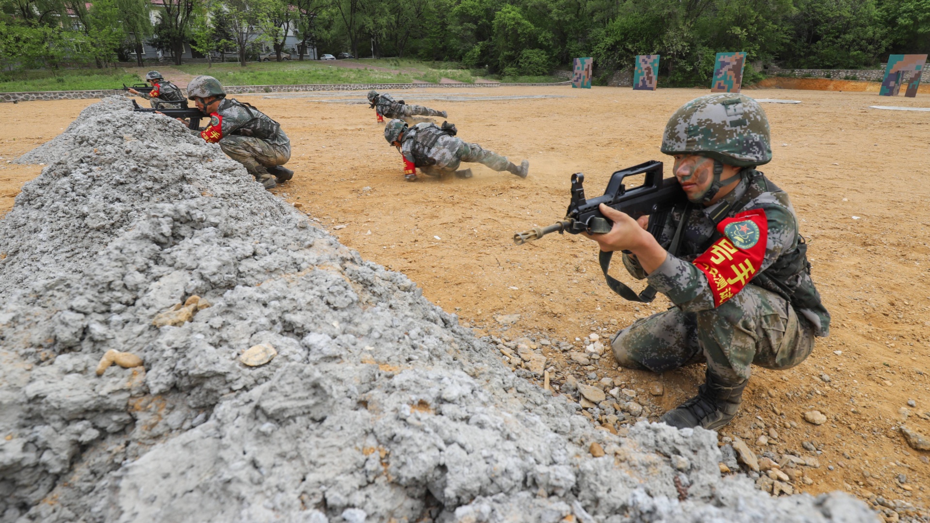 陆军炮兵防空兵学院士官学校组织毕业学员开展战斗体能比武考核