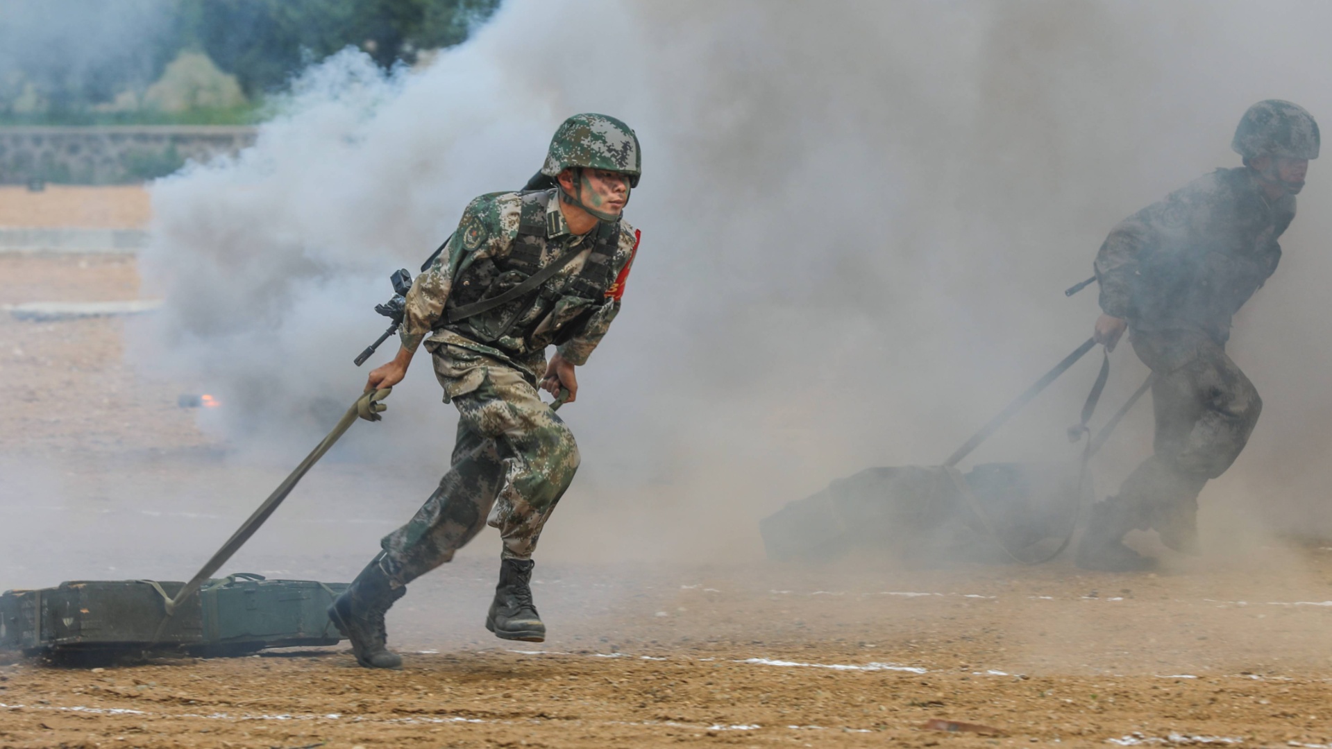 陸軍炮兵防空兵學院士官學校組織畢業學員開展戰鬥體能比武考核