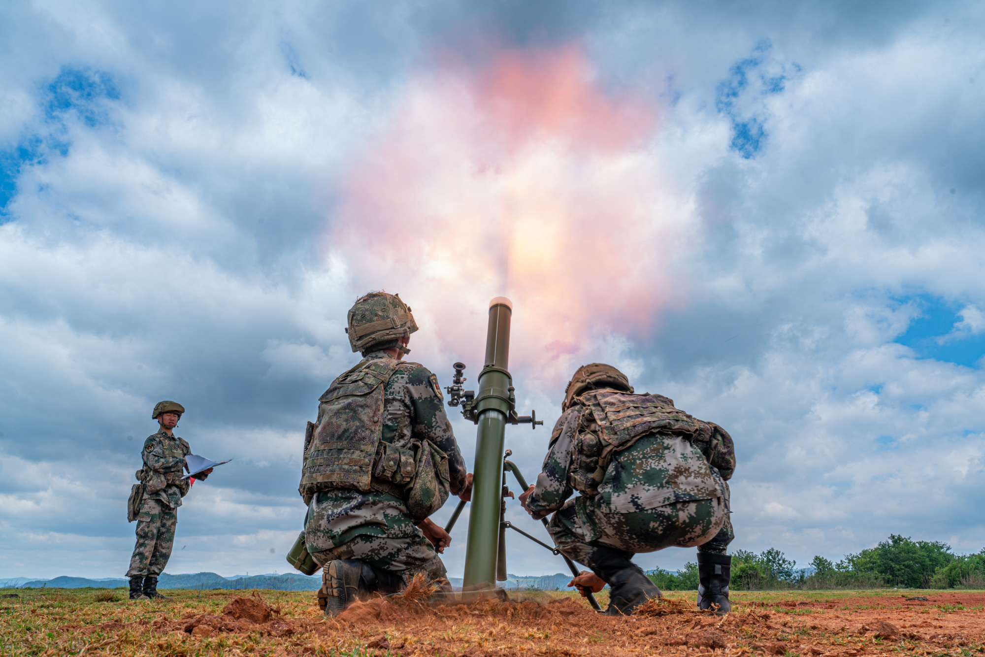 陆军第75集团军某旅开展迫击炮实弹射击考核